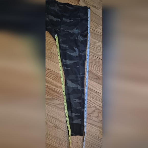 Athleta Women's Small Tall Black Camo Contender 7/8 Leggings EUC Pockets - Picture 10 of 11